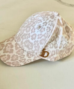 La casquette ID IDA DEGLIAME à la forme base-ball, se décline en coloris léopard nude