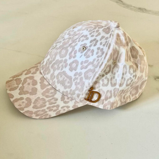 La casquette ID IDA DEGLIAME à la forme base-ball, se décline en coloris léopard nude