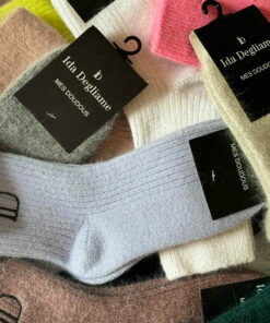 Les chaussettes MES DOUDOUS IDA DEGLIAME, toutes douces et chaudes, existent en 13 coloris dont noir, noisette, fluo, fuchsia, gris souris.Taille unique.Unisexe.