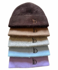 Le bonnet Georgia IDA DEGLIAME est confectionné en cachemire très épais et ultra doux, offrant une sensation de confort inégalée. Taille unique, 5 coloris au choix