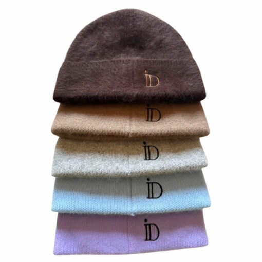 Le bonnet Georgia IDA DEGLIAME est confectionné en cachemire très épais et ultra doux, offrant une sensation de confort inégalée. Taille unique, 5 coloris au choix