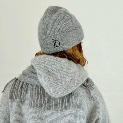 Le Bonnet Georgia IDA DEGLIAME se décline en gris clair, une couleur raffinée pour l'hiver.