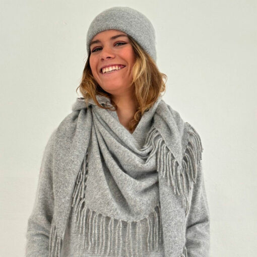 Détail des franges élégantes de l'écharpe Davina IDA DEGLIAME couleur gris clair, un accessoire incontournable pour l'hiver.