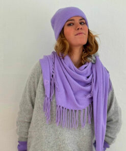 On aime les détails du tissu doux de l'écharpe Davina IDA DEGLIAME qui se décline en lavande : un must-have pour les mois froids.