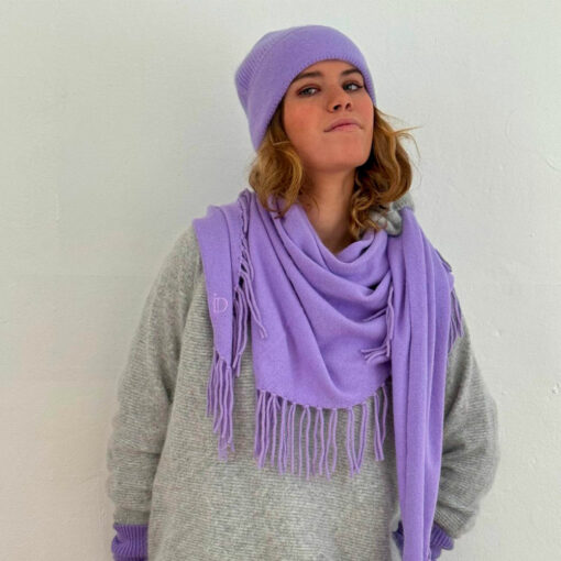 On aime les détails du tissu doux de l'écharpe Davina IDA DEGLIAME qui se décline en lavande : un must-have pour les mois froids.