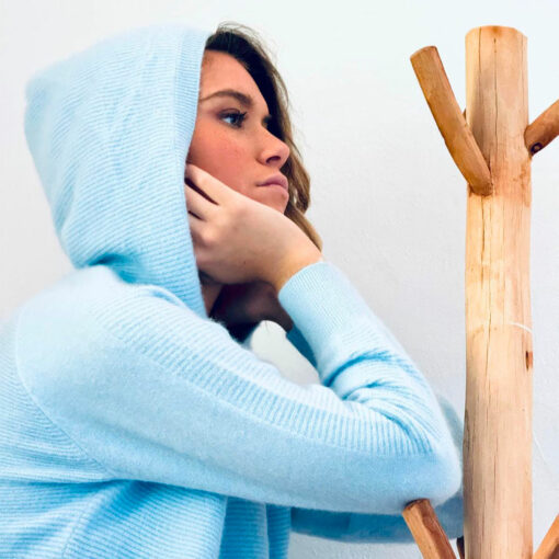 Confort enveloppant du hoodie bleu clair STELLA IDA DEGLIAME en cachemire de vison, idéal pour les journées fraîches.