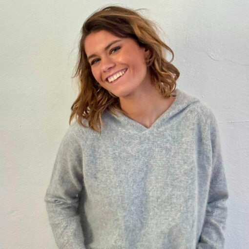 le Pull STELLA IDA DEGLIAME en gris clair est parfait pour une allure sophistiquée.